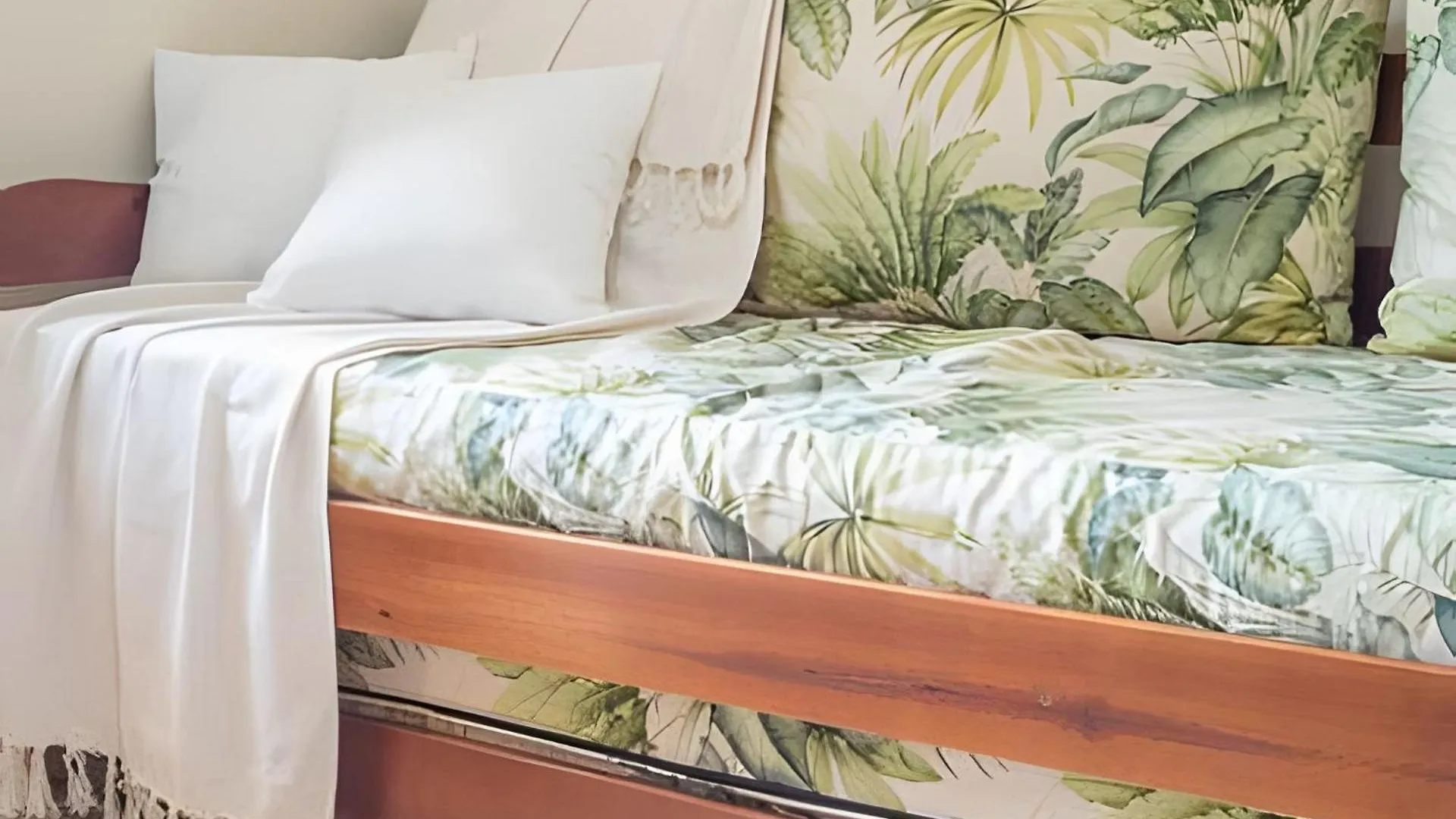 Taperapuan Beachfront Haven: Poolside Retreat with Wi-Fi Porto Seguro Holiday home