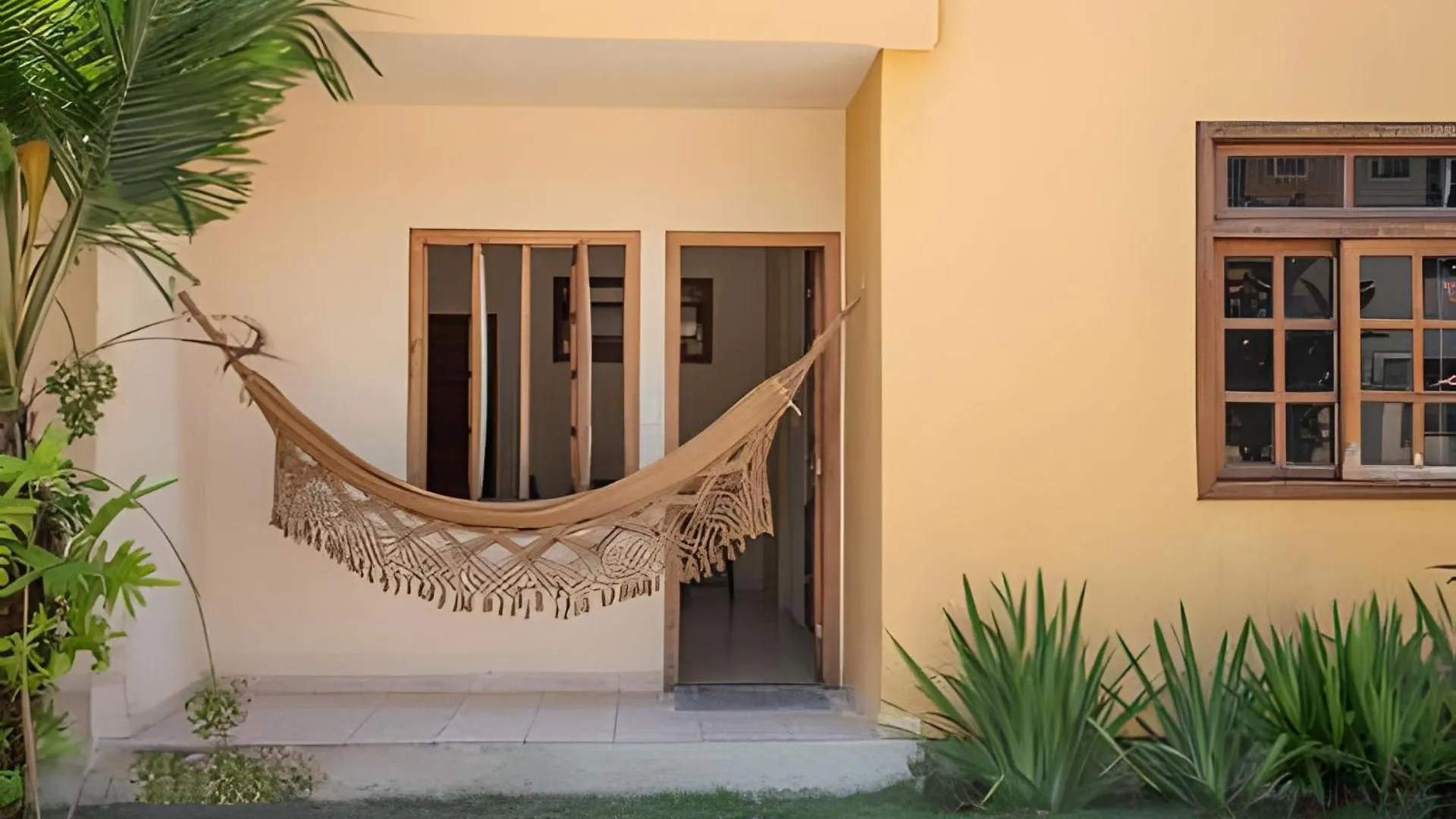 Holiday home Taperapuan Beachfront Haven: Poolside Retreat with Wi-Fi Porto Seguro Brazil