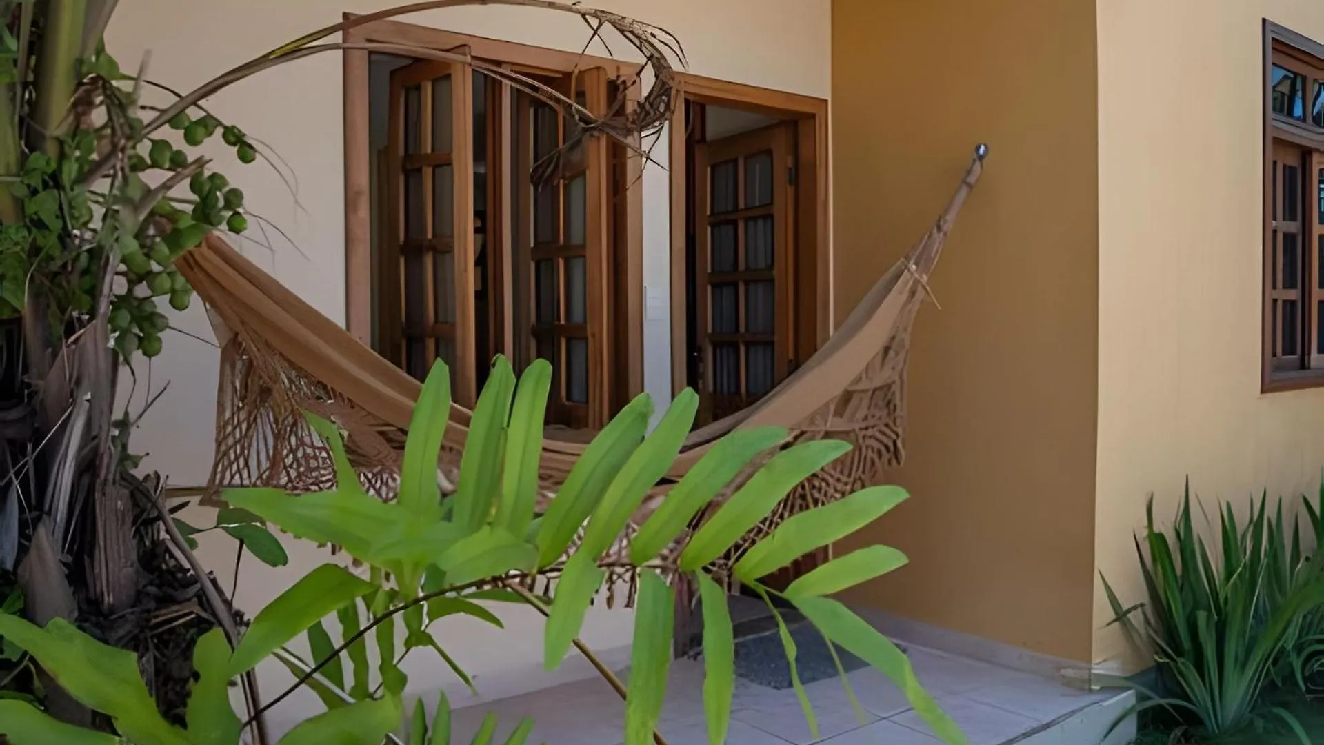 Taperapuan Beachfront Haven: Poolside Retreat with Wi-Fi Porto Seguro