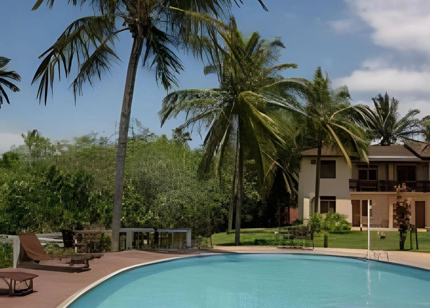 Taperapuan Beachfront Haven: Poolside Retreat with Wi-Fi Porto Seguro Holiday home