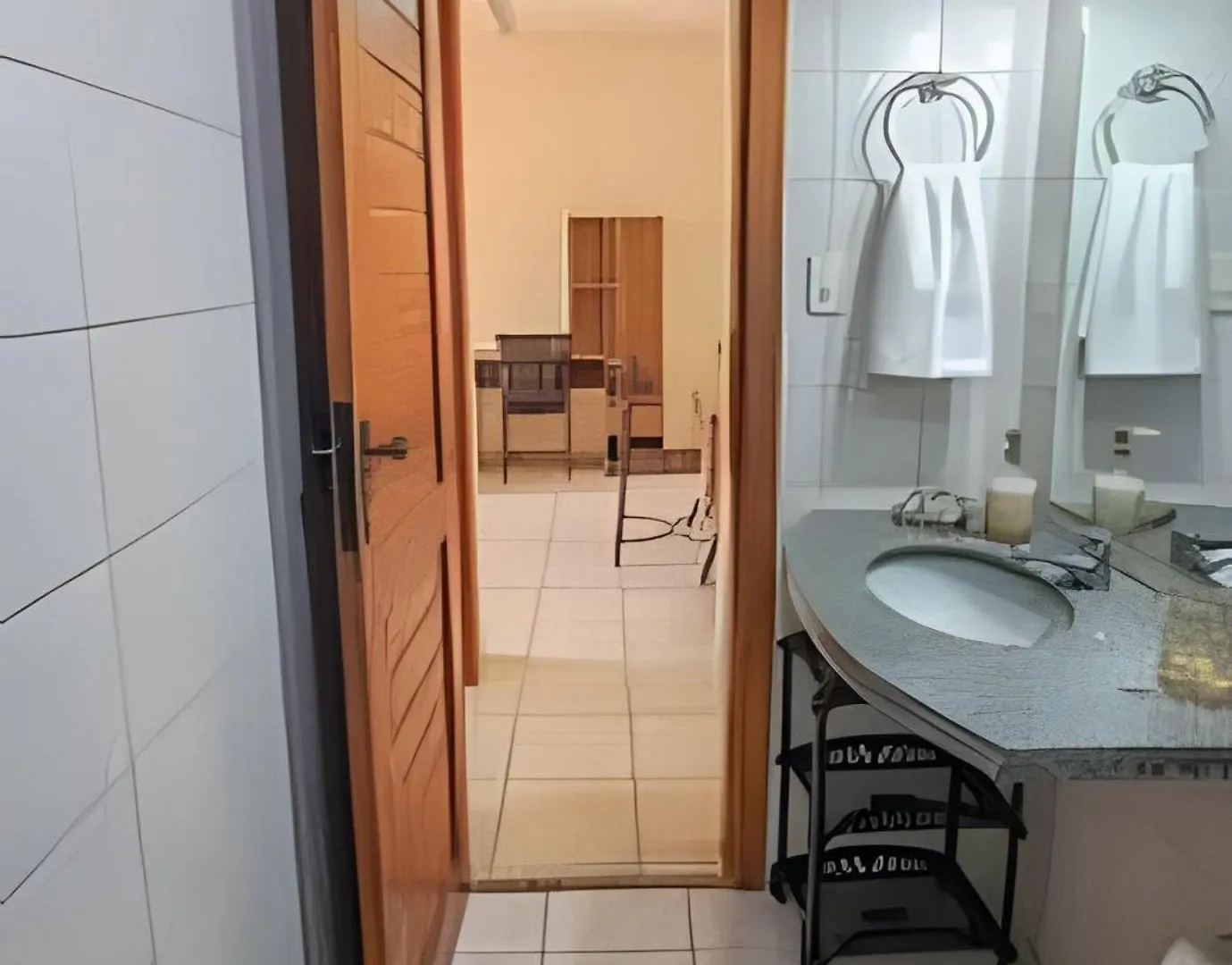 Taperapuan Beachfront Haven: Poolside Retreat with Wi-Fi Porto Seguro Holiday home