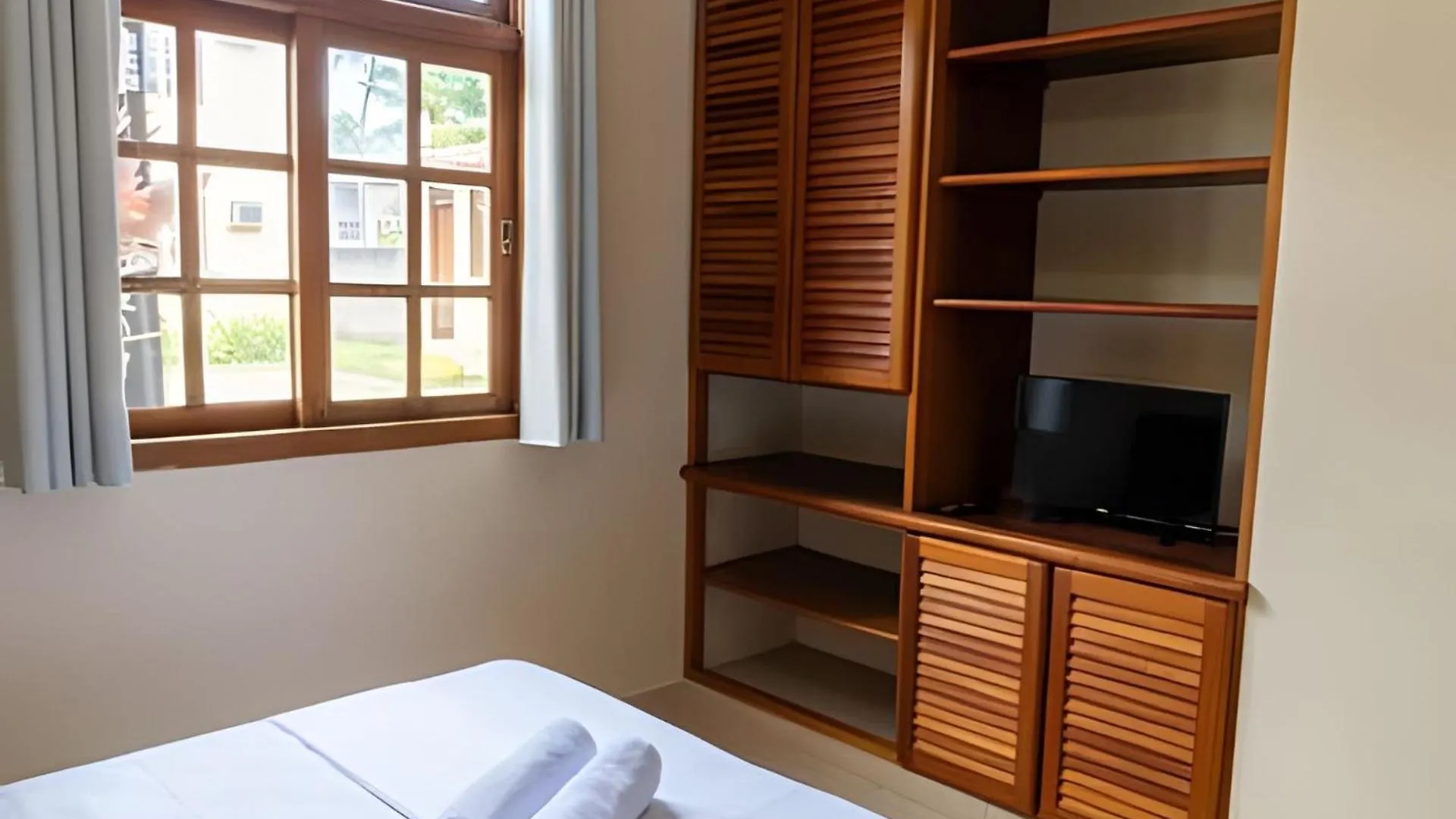 Taperapuan Beachfront Haven: Poolside Retreat with Wi-Fi Porto Seguro Holiday home