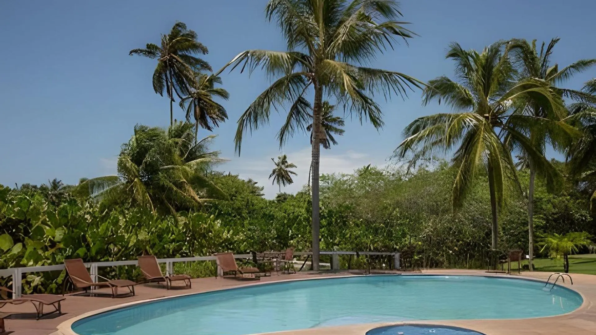 Taperapuan Beachfront Haven: Poolside Retreat with Wi-Fi Porto Seguro