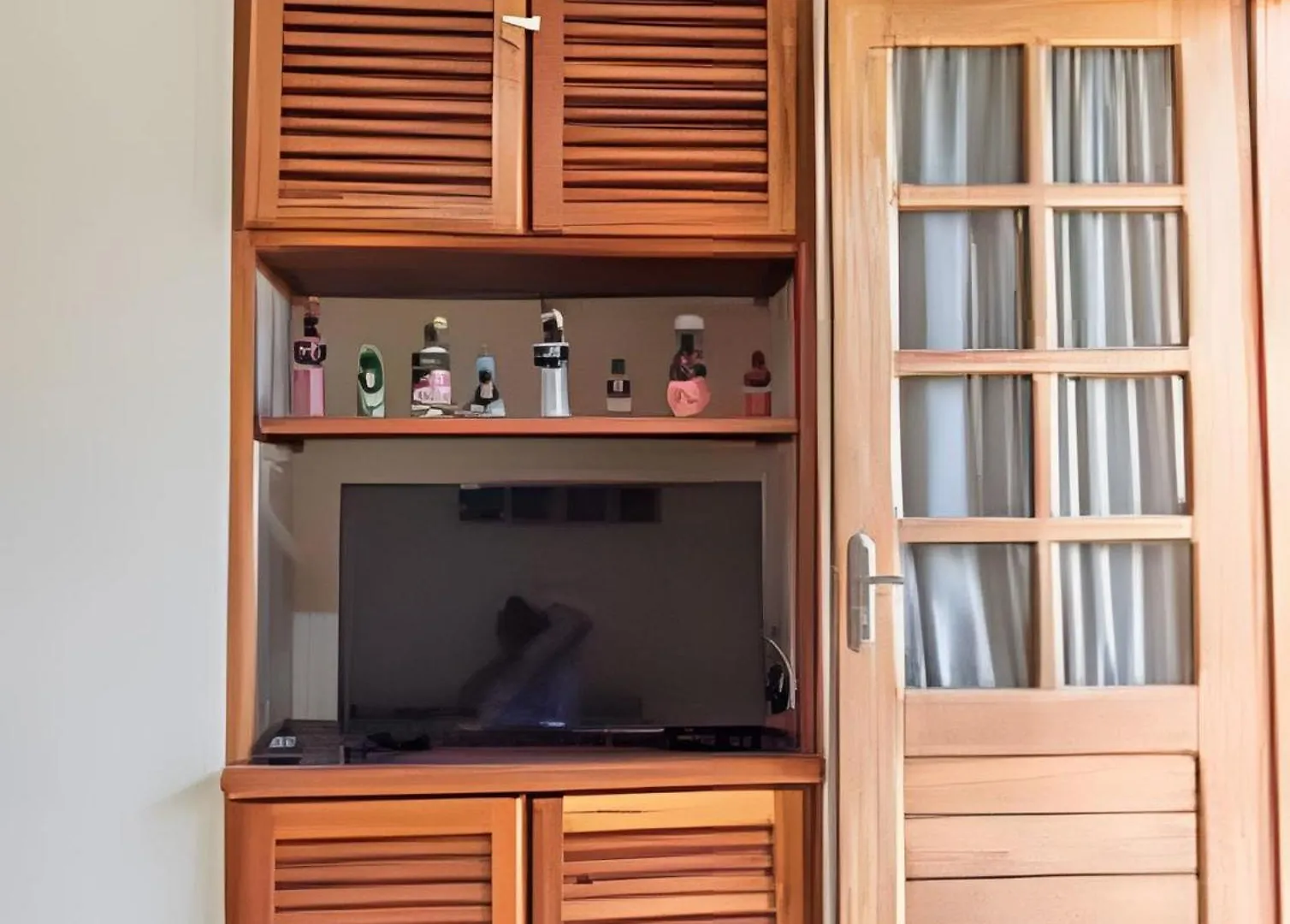 Taperapuan Beachfront Haven: Poolside Retreat with Wi-Fi Porto Seguro