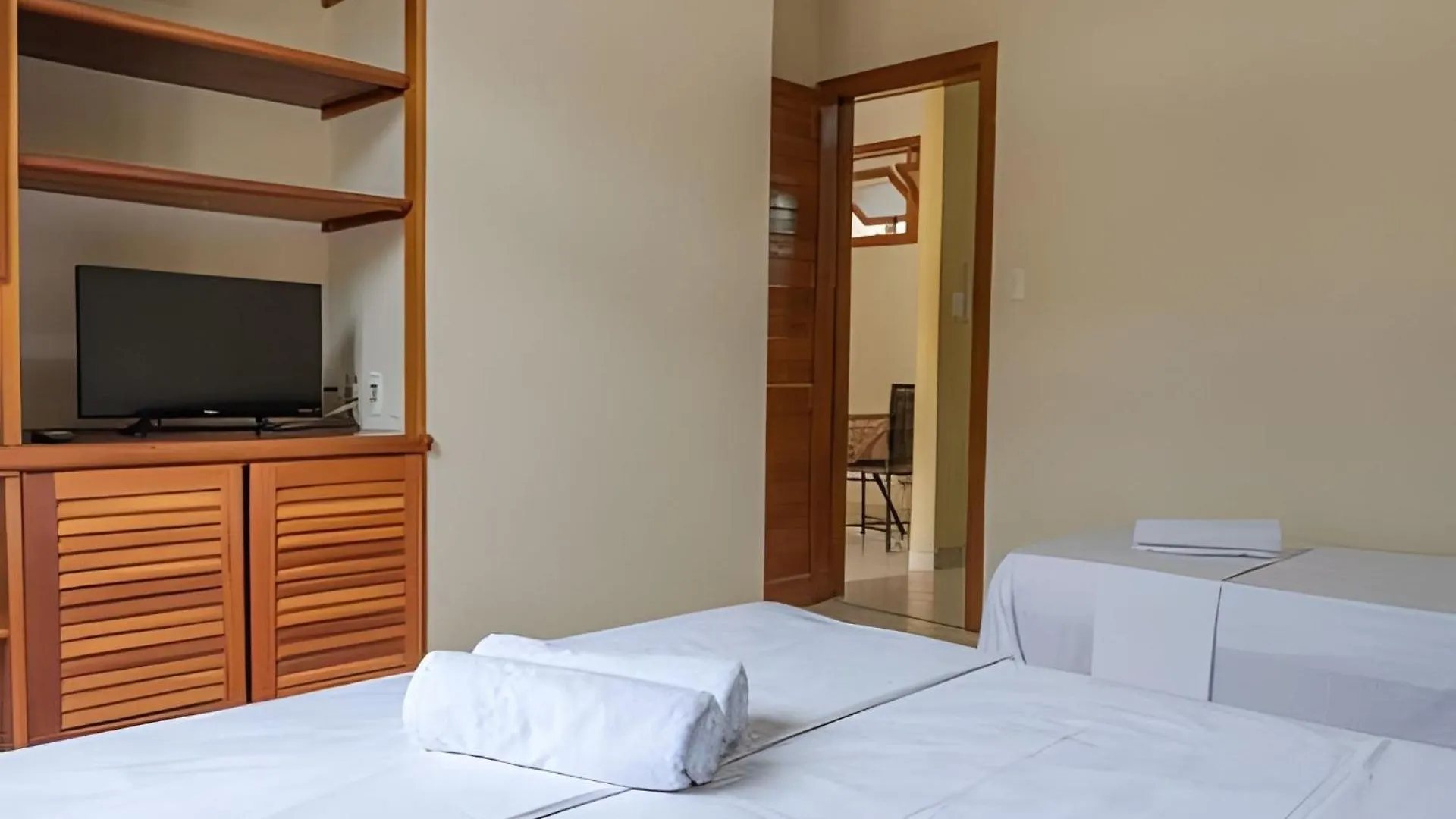 Em Frente A Praia De Taperapuan; Piscina; 1 Quarto; Wifi 300 Mbs; Estacionamento Gratuito 1 Veiculo Porto Seguro
