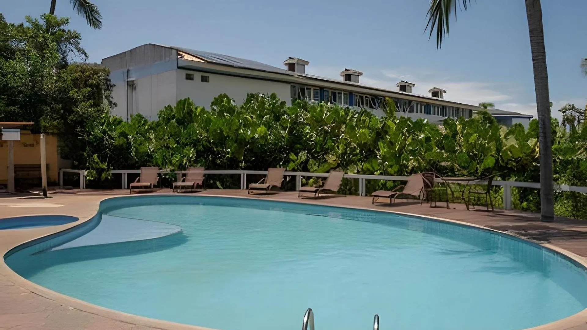 Em Frente A Praia De Taperapuan; Piscina; 1 Quarto; Wifi 300 Mbs; Estacionamento Gratuito 1 Veiculo Porto Seguro 0*,  Brazílie