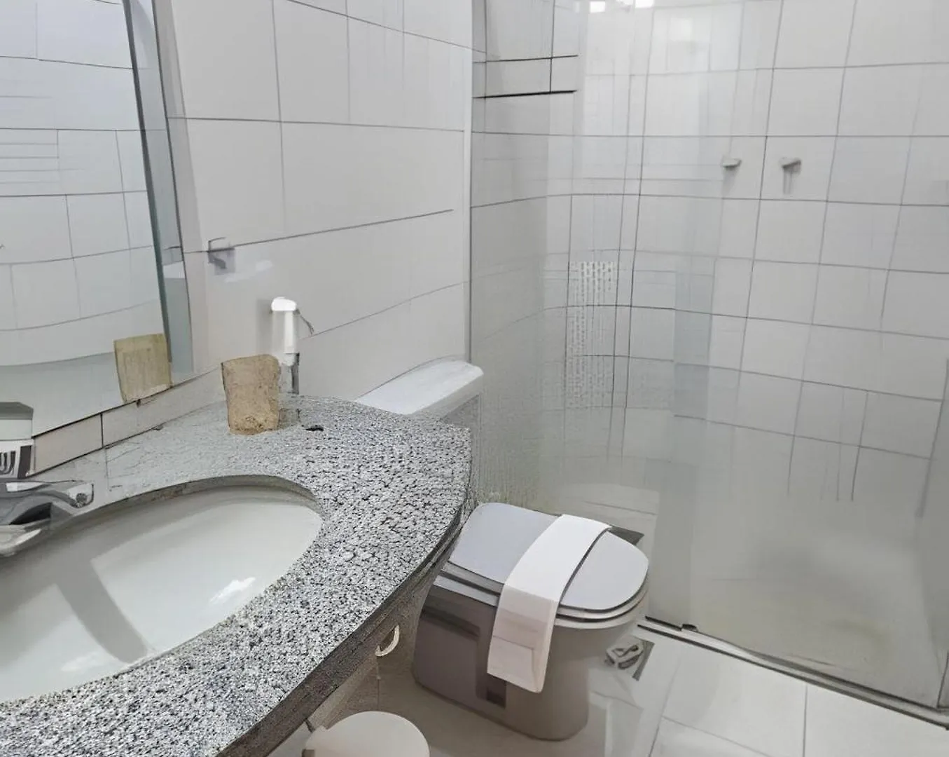 Em Frente A Praia De Taperapuan; Piscina; 1 Quarto; Wifi 300 Mbs; Estacionamento Gratuito 1 Veiculo Porto Seguro 0*,  Brazílie