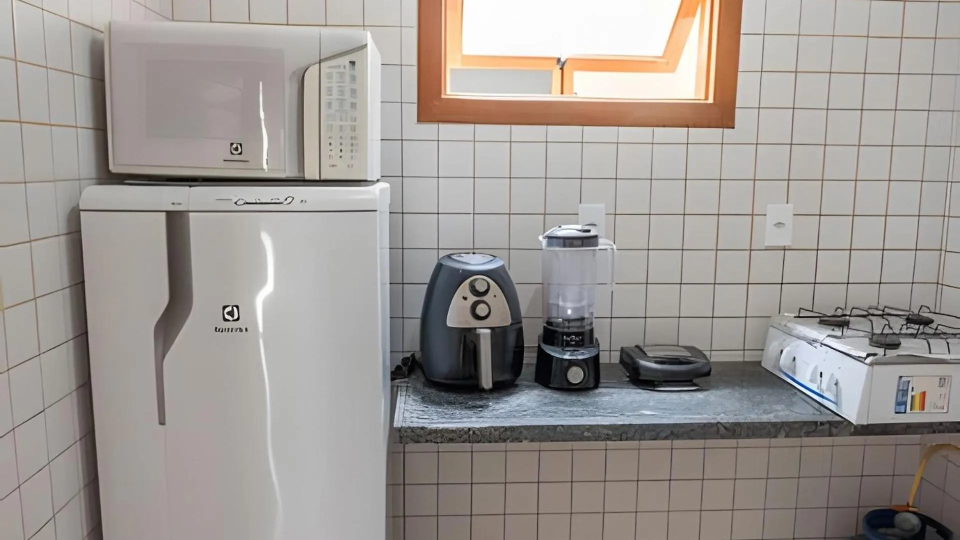 Em Frente A Praia De Taperapuan; Piscina; 1 Quarto; Wifi 300 Mbs; Estacionamento Gratuito 1 Veiculo Porto Seguro